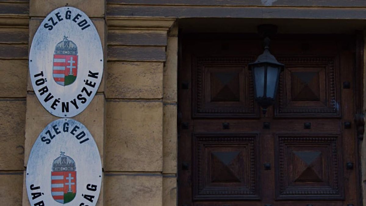 Átengedte a kormányt a fiatalkorú gyermekének, aki árokba borult az autóval