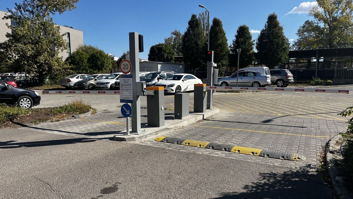 Felháborodás ide vagy oda, az ország legdrágább parkolója így is tele van