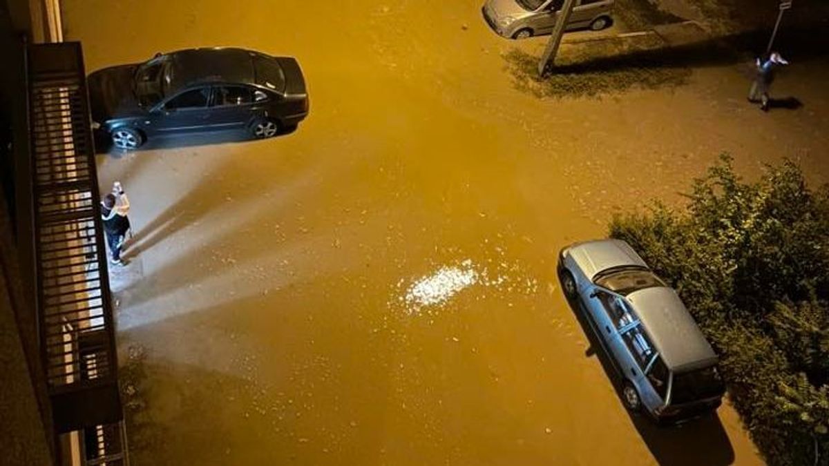Cső utcai csőtörés okoz bosszúságot a helyeiknek, komoly vízmennyiség hömpölyög az utakon - videóval