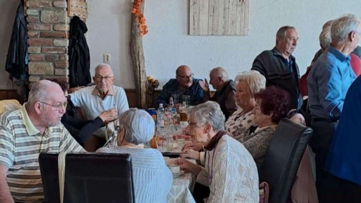 Évtizedek után újra összeültek a legendás gyár dolgozói, 62-en vettek részt a megindító találkozón