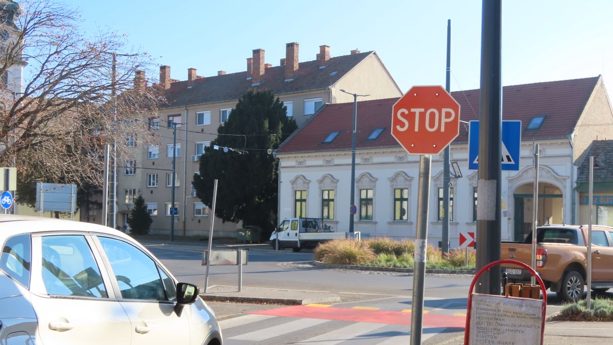 Megváltozott a forgalom Hódmezővásárhelyen, mostantól az autósoknak kell megállniuk