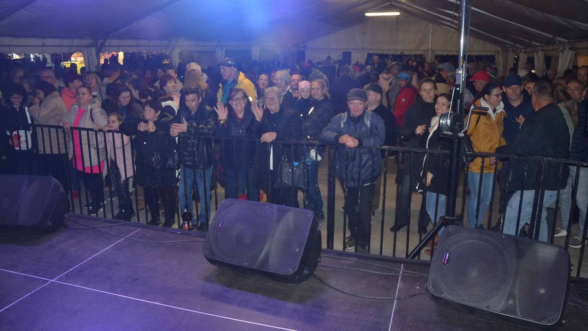 Balástyán ismét nagy siker volt a böllérfesztivál, esőben is ezrek mulattak – galériával