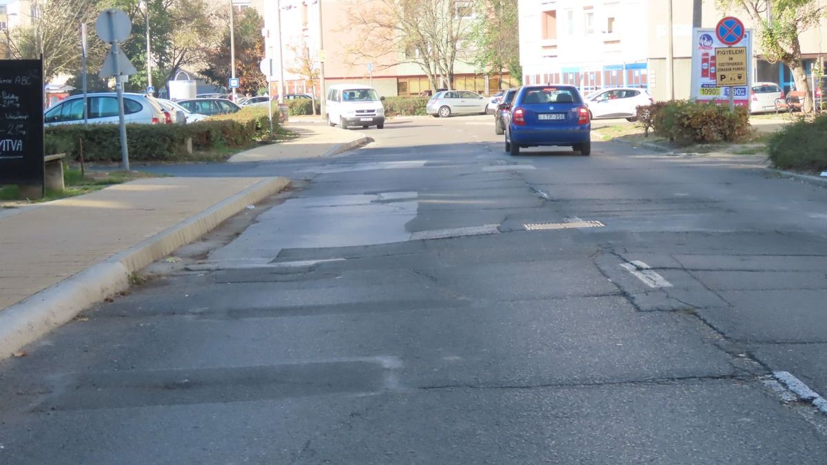Felújítják az Oldalkosár utcát, de keskenyebb lesz, mint volt – videóval