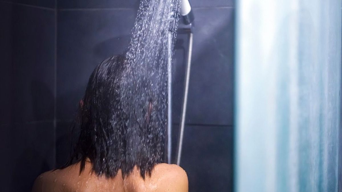 Sötét zuhany: így segíthet jobban pihenni az esti fürdés (videó)