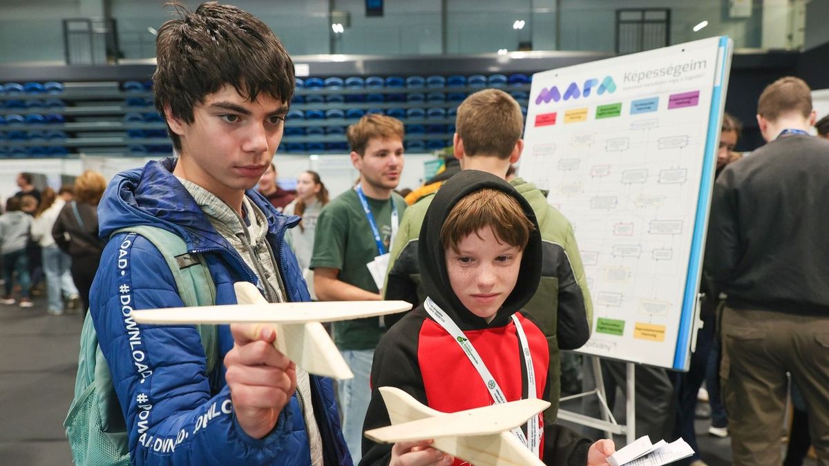 A jövő szakemberei már készülnek: ezer szegedi diák próbálta ki, milyen informatikusnak vagy gépésznek lenni – videóval