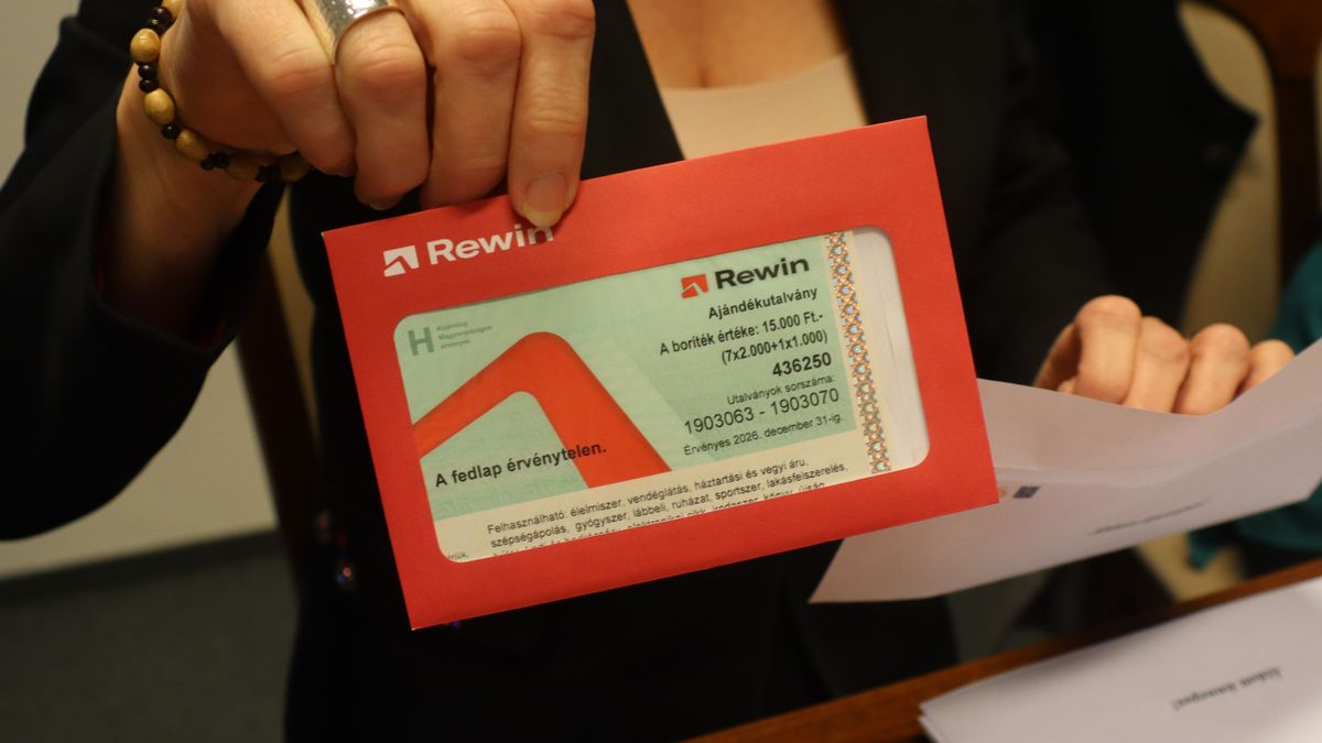 Házhoz mennek a képviselők, 15 ezer forintos utalványt kapnak a nyugdíjasok