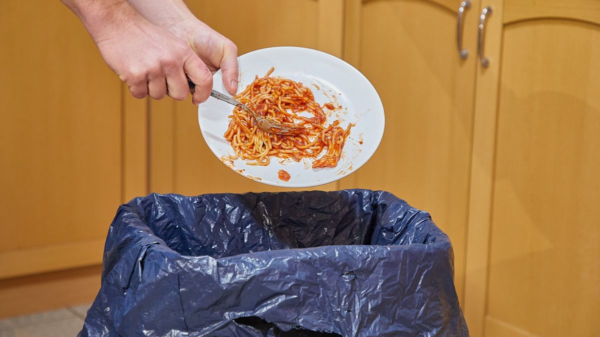 Hiába spórolunk az akciókkal, rengeteg étel landol a kukában
