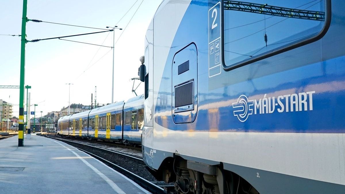 Megbénult a Budapest–Szeged vasútvonal, Ceglédnél leszakadt egy felsővezeték