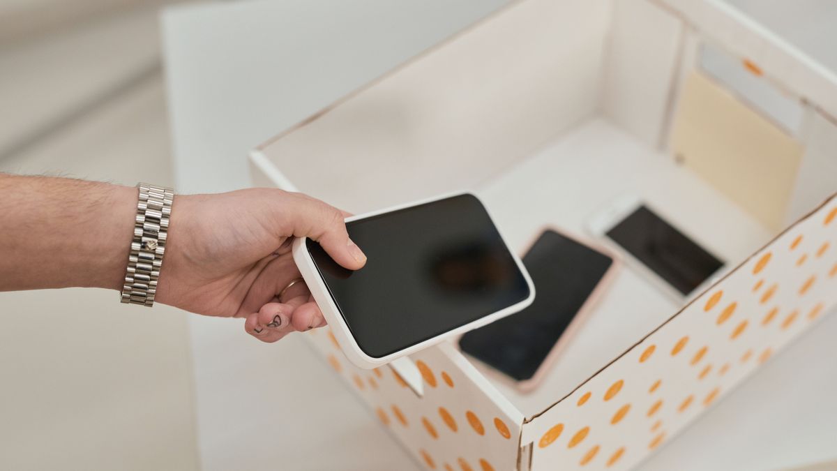 Csak egy pillanatra nem figyeltek, három telefont lopott el a visszaeső férfi