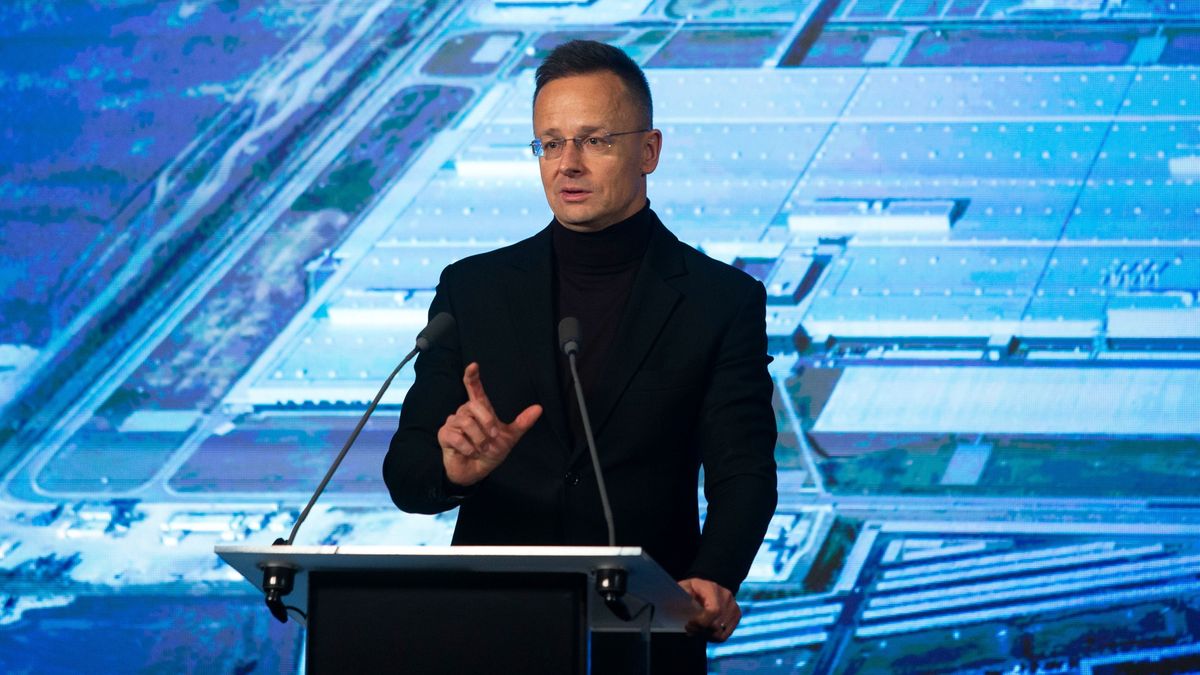 Szijjártó Péter: be kell fejezni az európai emberek pénzének Ukrajnába küldését!