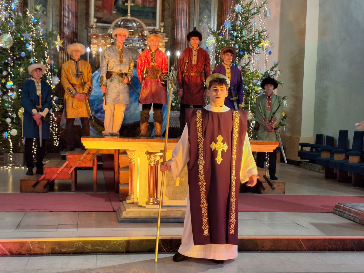 A Magyarok karácsonya Kisteleken című betlehemes előadás zsúfolásig megtöltötte a kisteleki katolikus templomot karácsony első napján.