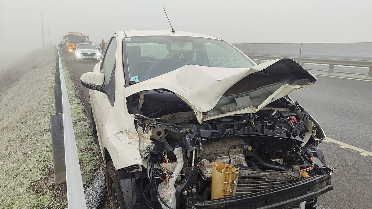 Fotókon az M43-as baleset helyszíne, ahol több autó is összeütközött szombat reggel – galériával