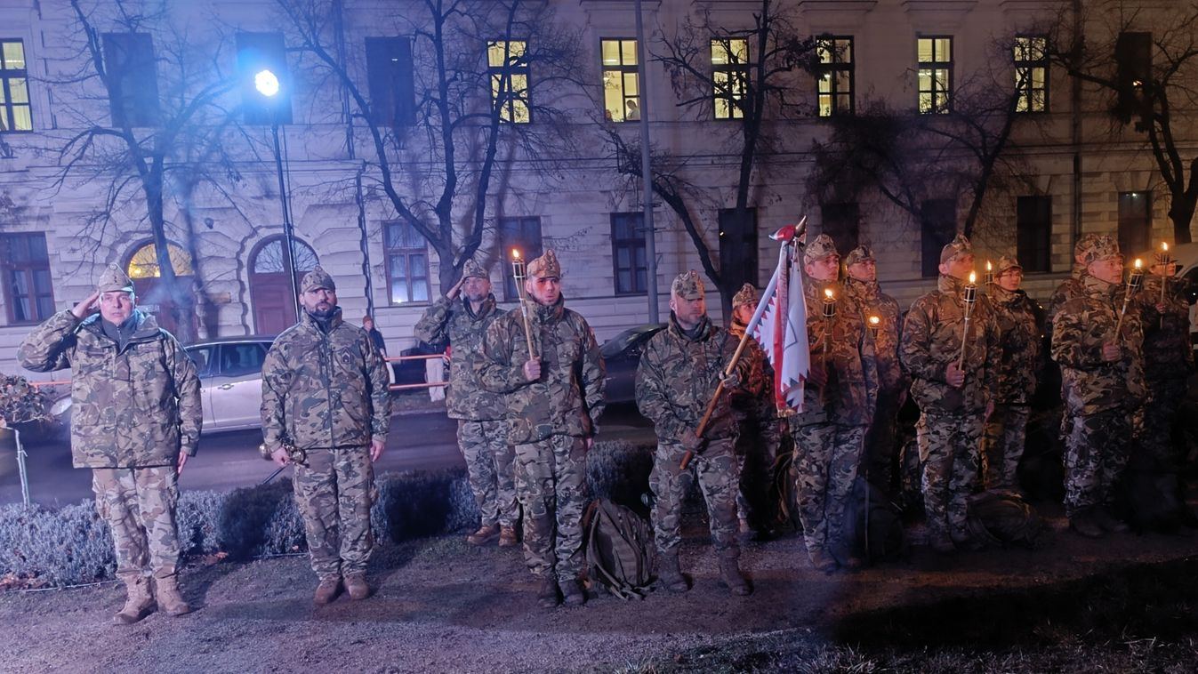 Fáklyák fénye vezette Makóra a Don-kanyar hőseire emlékező menetet