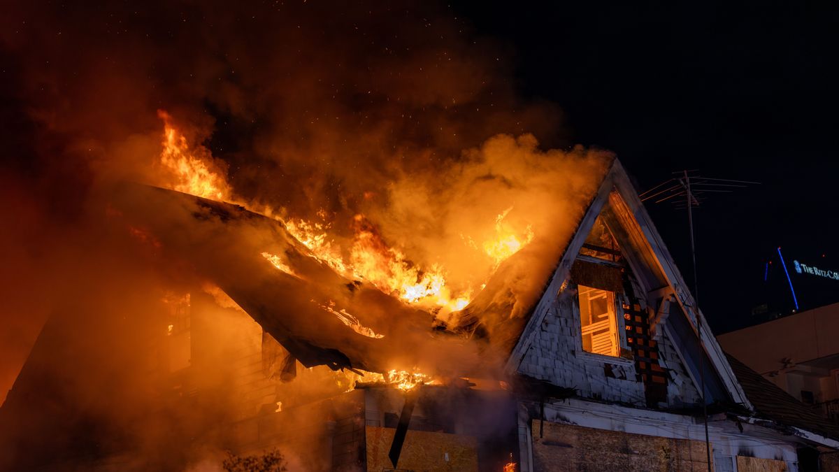 Döbbenetes jelenetek: égő épületből mentették a gázpalackokat Csengelén