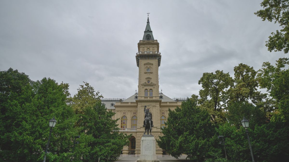 Két piros szív között jelent meg egy sokatmondó felirat Vásárhelyen