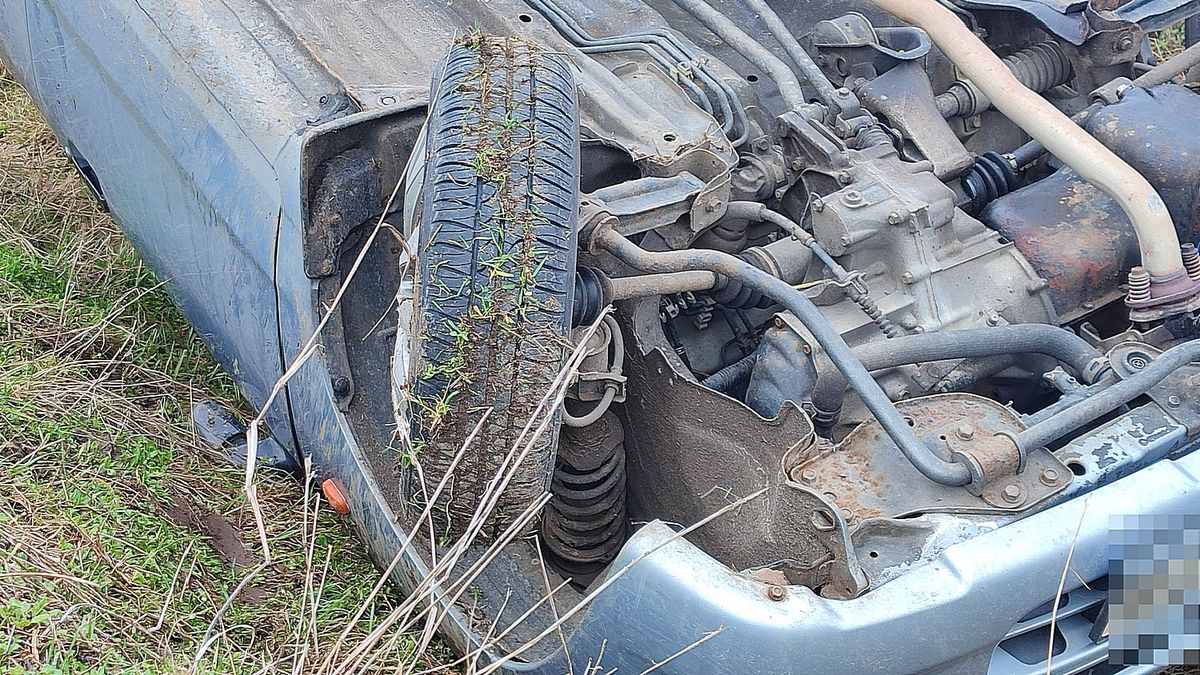 Az árokba hajtott és felborult egy autó – fotók a helyszínről