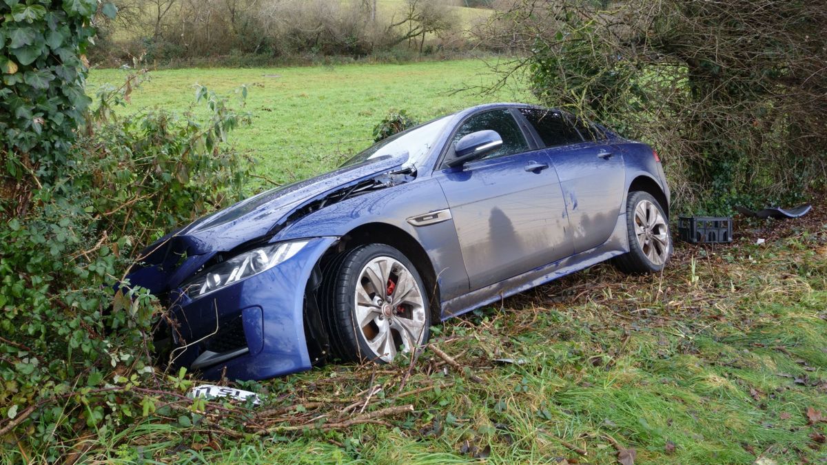 Felborult autóhoz vonultak a tűzoltók Szentesnél