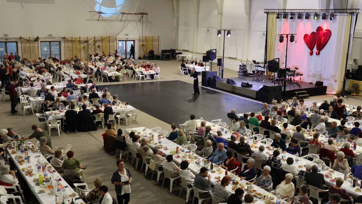 Négyszázan mulattak együtt: zsúfolásig telt a makói sportcsarnok