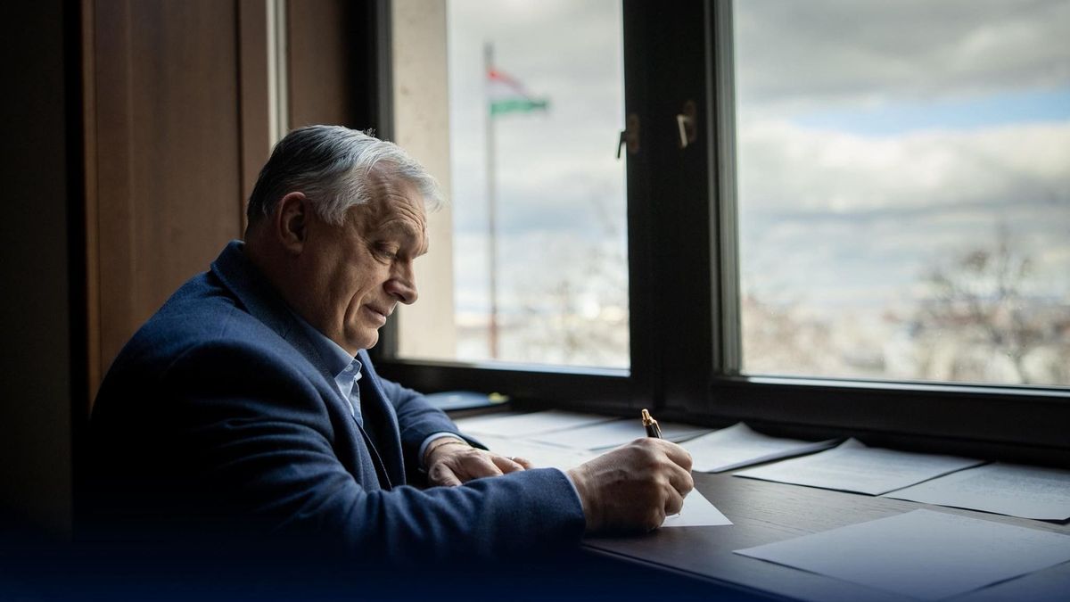 Meglepő ajándék a miniszterelnöknek: Ádám Martin söréből kapott Orbán Viktor – videóval