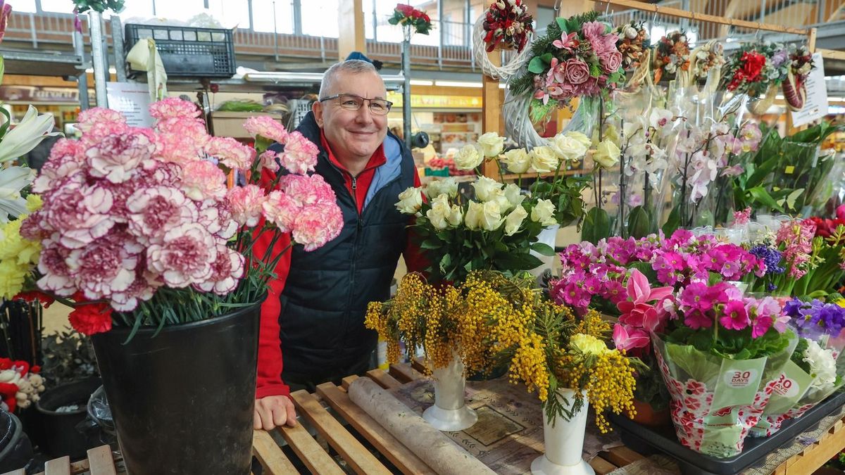 Valentin-napi árrobbanás a Mars téren – luxussá váltak a tavaszi virágok