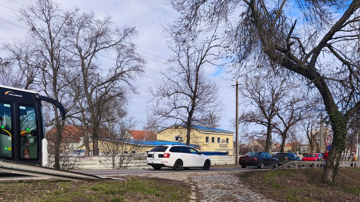 Három autó szaladt egyásba a Szabadkai úton, rendőr autó is érkezett