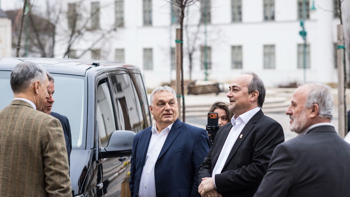 Szekszárdon folytatta országjárását Orbán Viktor