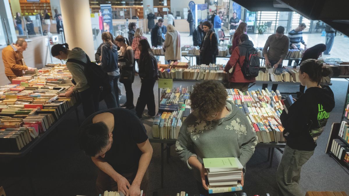 Kivont könyvek, rejtett kincsek: háromnapos könyvbörze indult Szegeden