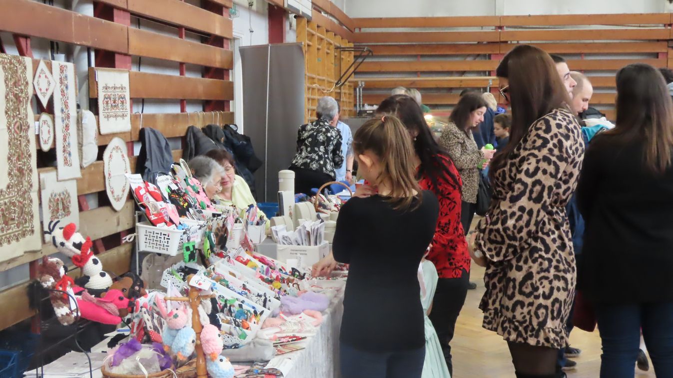 Sorban álltak érte a gyerekek: így morzsoltak kukoricát Vásárhelyen – videóval