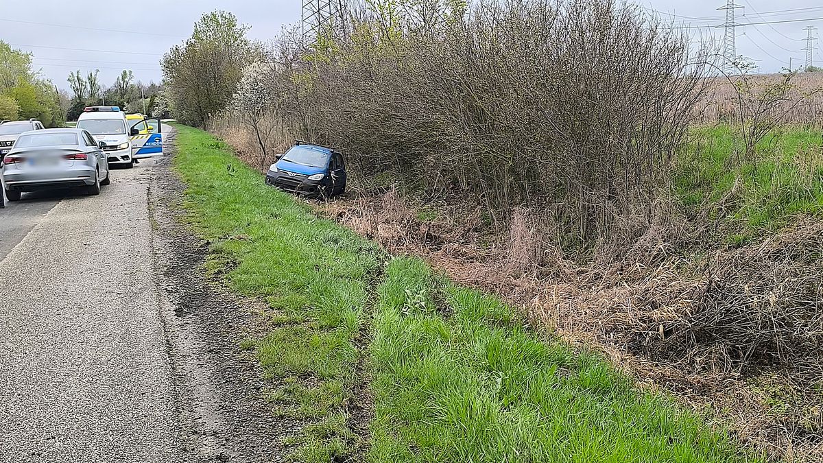 Árokba borult egy autó Batida és Vásárhely között – galériával