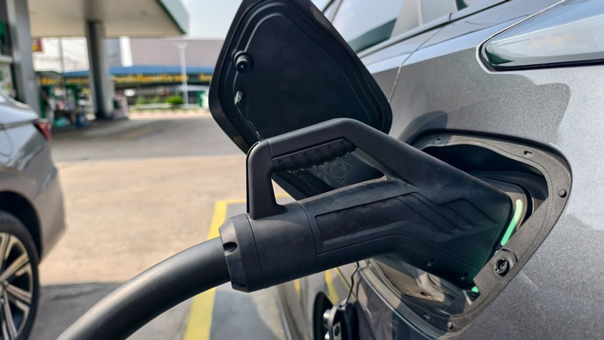 Lángra kapó villanyautók: ezért tartanak sokan az elektromos autóktól