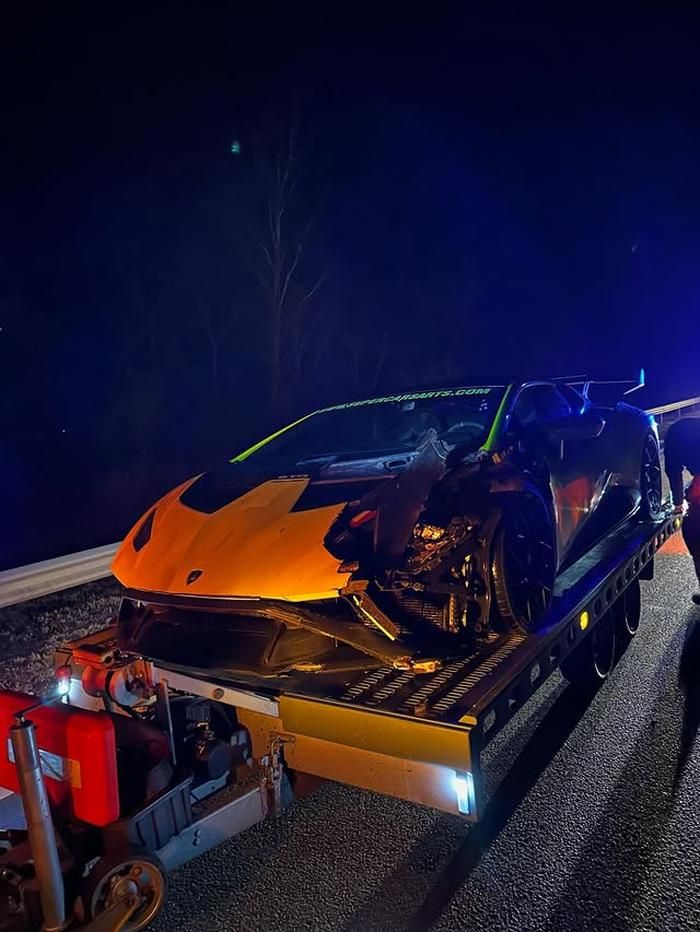 A Lamborghini teljesen totálkáros lett, a sofőr épségben megúszta