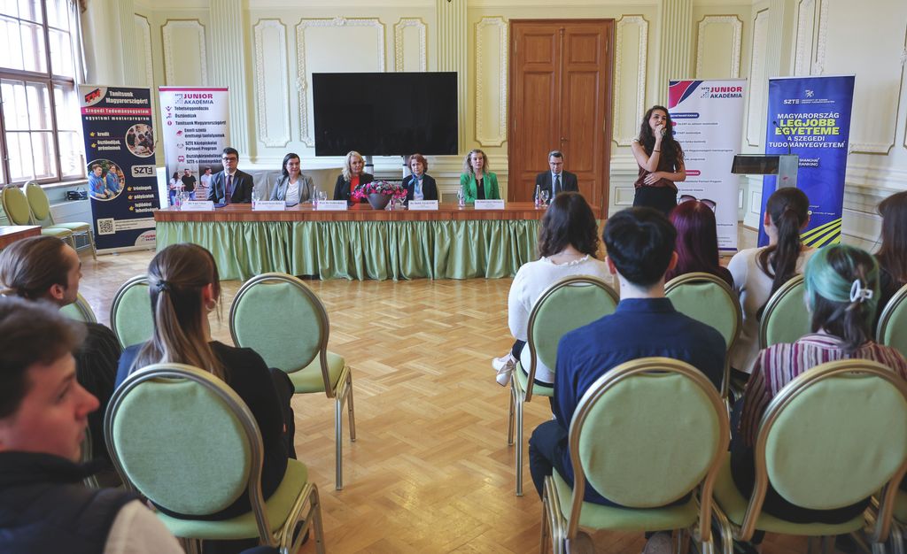 Szeged – 2026.03.24. Zirzen Janka ösztöndíjak átadása az SZTE Rektori dísztermében.
Képen: Tabatabai Flóa énekel.
Fotó: Karnok Csaba (KC) – Délmagyarország (DM)