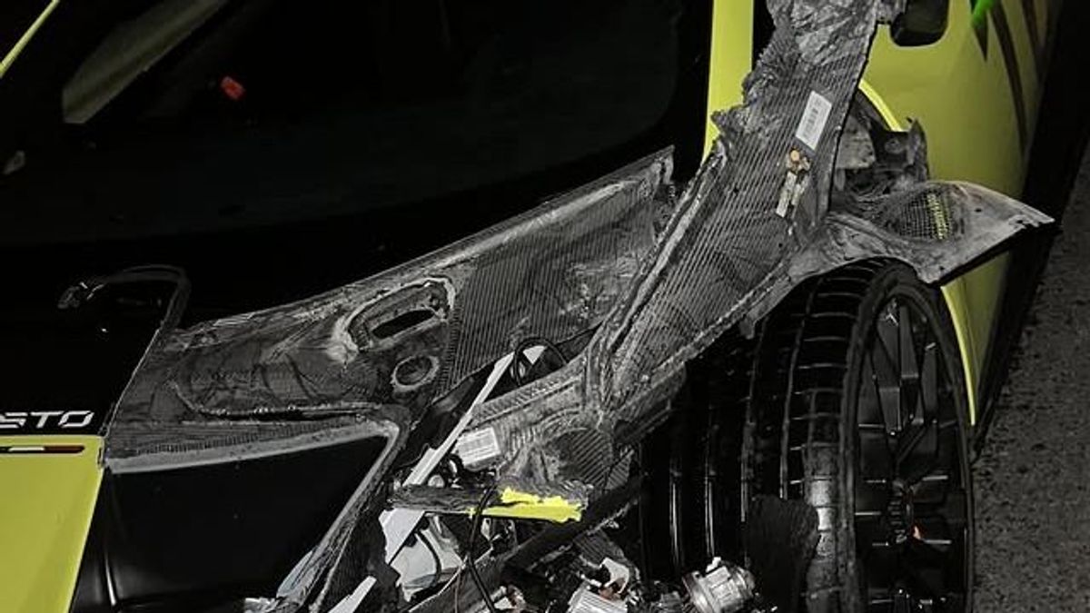 A felismerhetetlenségig összeroncsolódott a szupersportkocsi