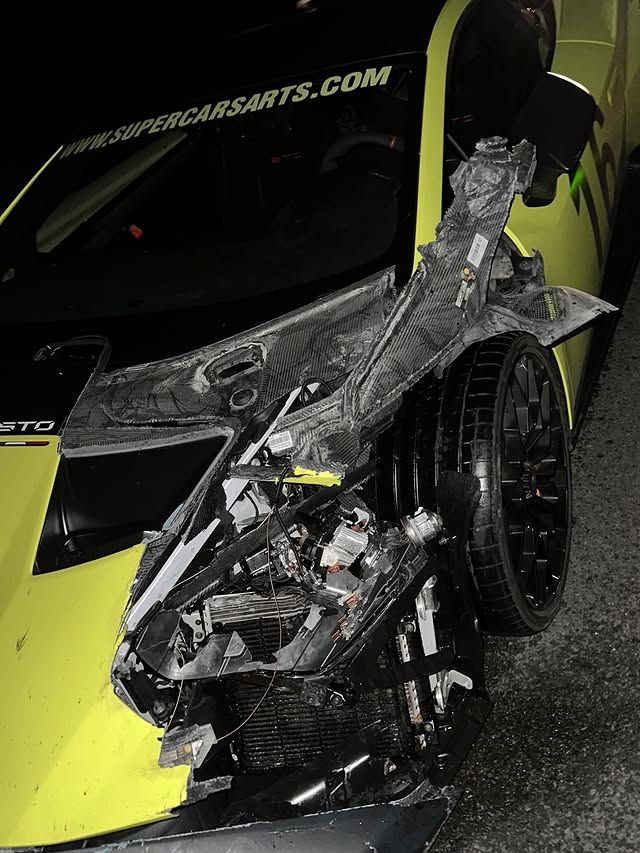 A Lamborghini súlyosan megsérült, amikor egy őz ugrott elé az úton