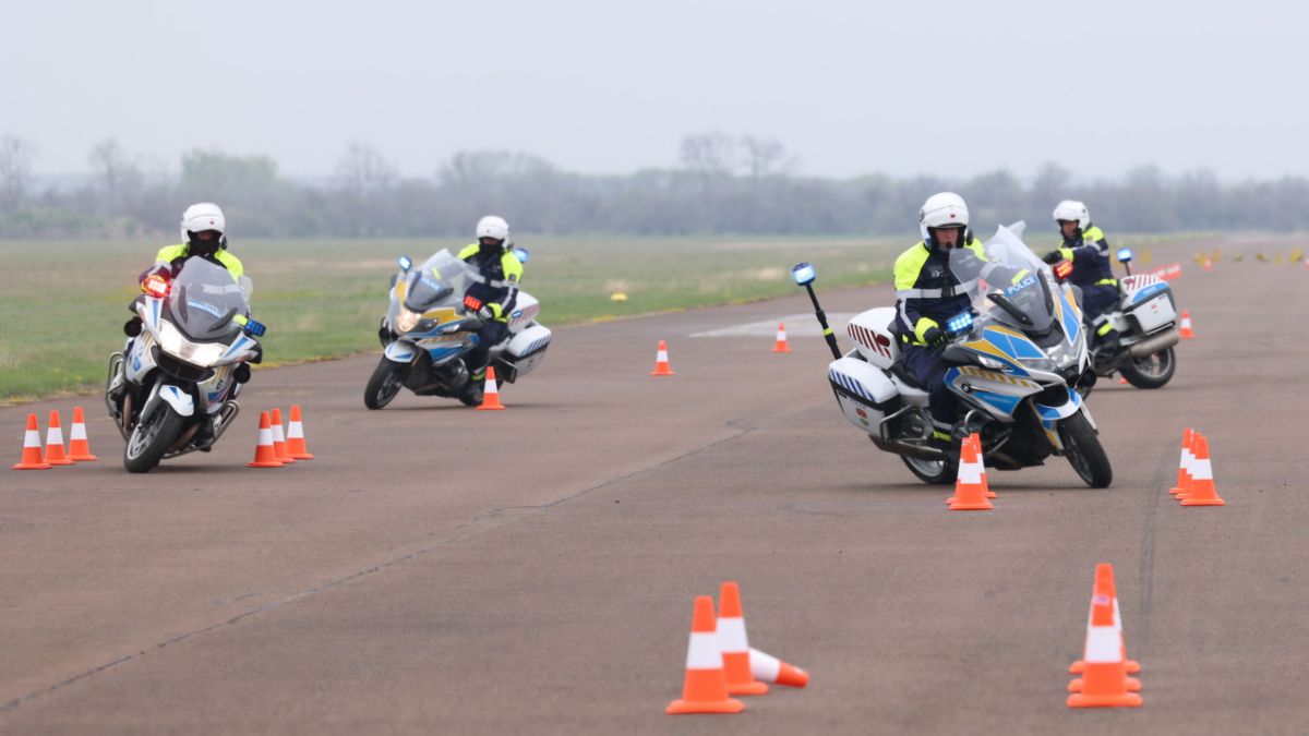 Eső, hideg, mégis tömeg: motorosok lepték el a szegedi repteret