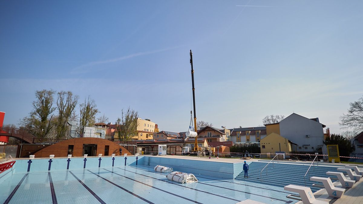 Indul a szabadtéri fürdőszezon Mórahalmon: lebontották az 5 tonnás tetőt