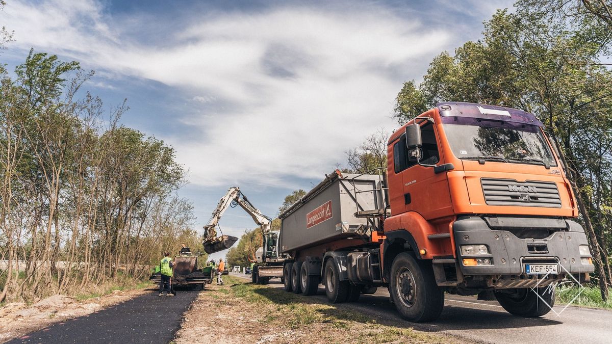Végéhez közeledik a kerékpárút felújítása Kistelek és Ópusztaszer között