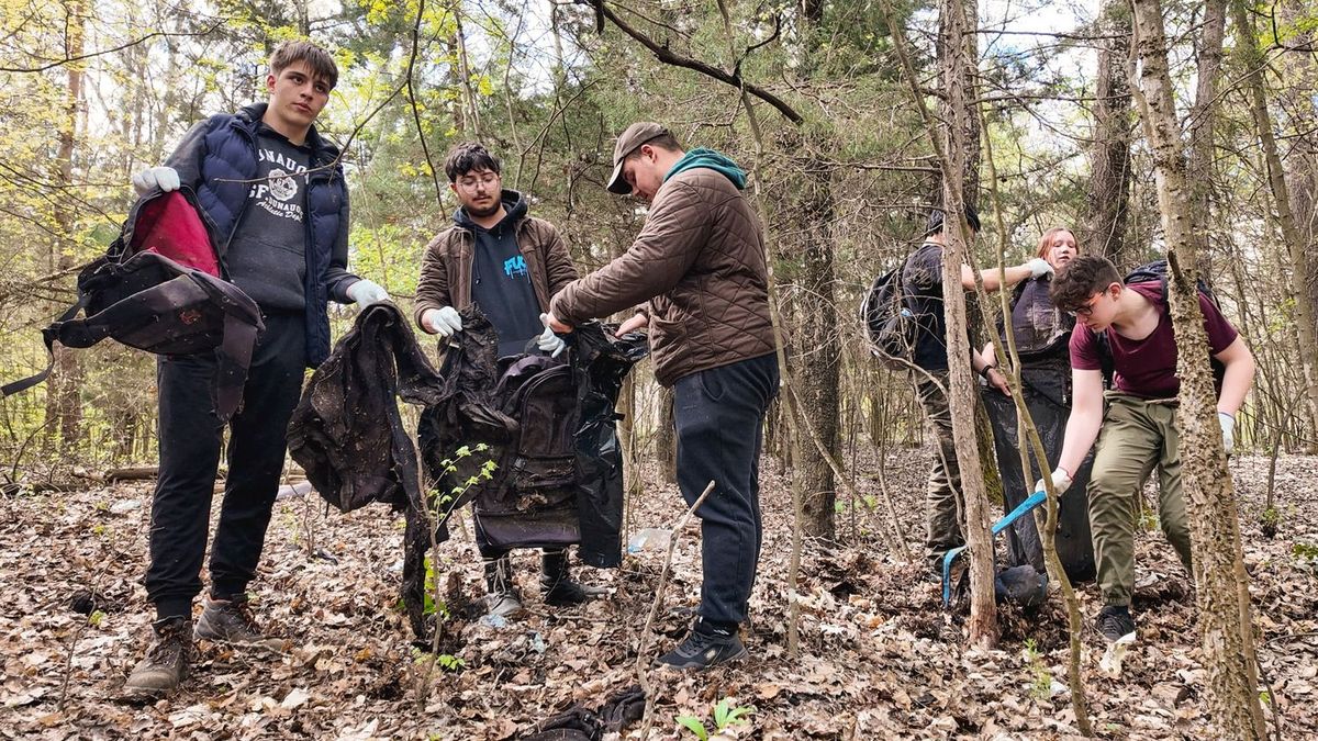 Három éves szemét bújt meg az avar alatt: döbbenetes, mit találtak az ásotthalmi diákok az erdőben