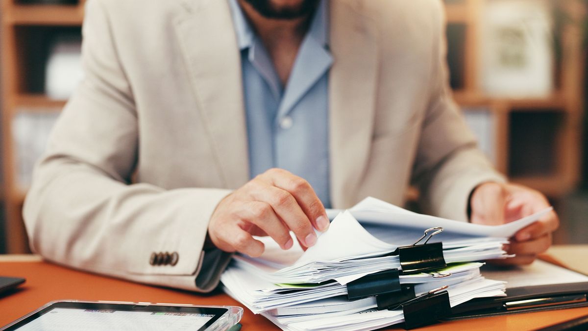 Gajda Attila hallgat, pedig egyre súlyosabb kérdések merülnek fel