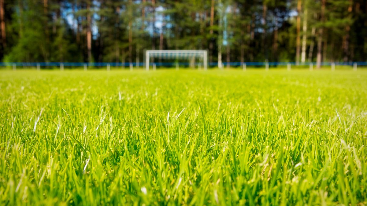 Több mint százan szurkolhatnak egyszerre, új lelátó épült a focipálya mellé