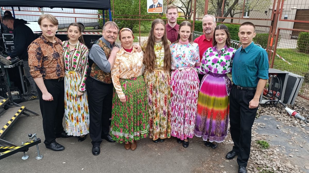 Muzsika, tánc és pörkölt a hagyományőrzés jegyében: így ünnepeltek a makói romák – galéria, videó