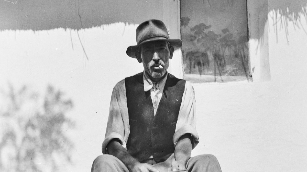 Bajuszt növesztett, lengyel cigány grófnak adta ki magát, így kereste fel a cigány közösségeket