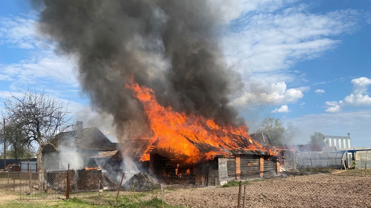 Lángok pusztították el egy csongrádi tanya tetőszerkezetét: a tűzoltók három vízsugárral avatkoztak be
