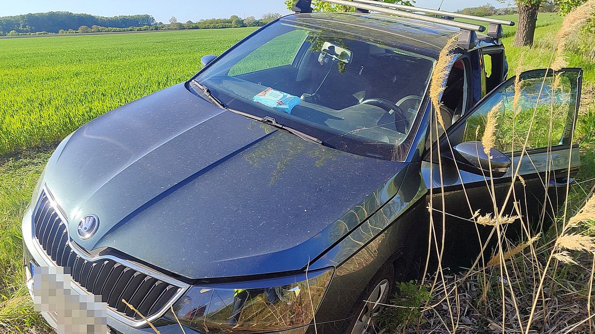 Két autó csapódott egymásba Kiszombornál, az egyik jármű vontatmánya az árokba borult