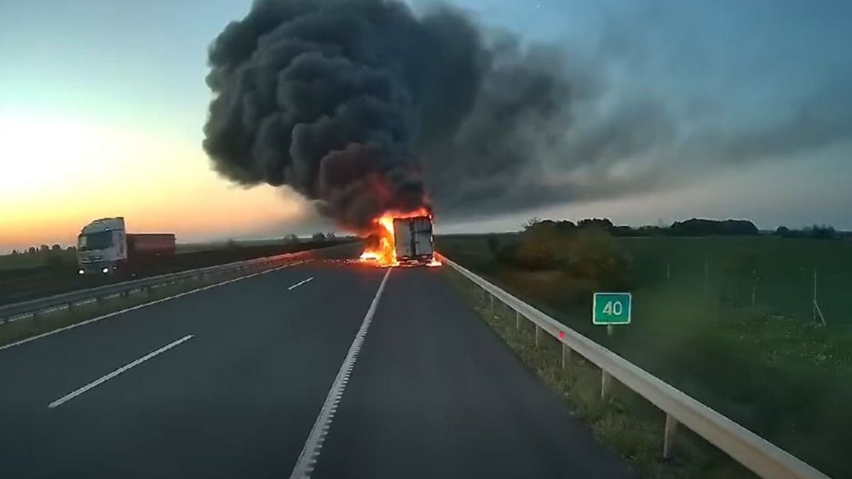 Így tomboltak a lángok az M43-as autópályán: sokkoló képsorok a kigyulladt járműről