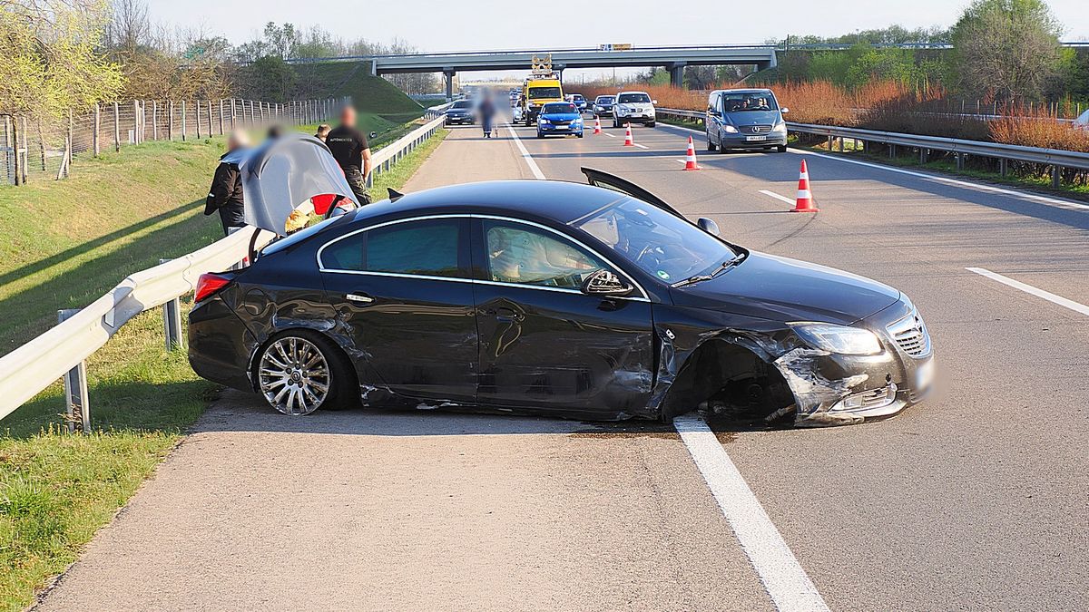 Hajszálon múlt a tragédia az M5-ösön, a szalagkorlát állította meg az autót – fotókon a baleset helyszíne