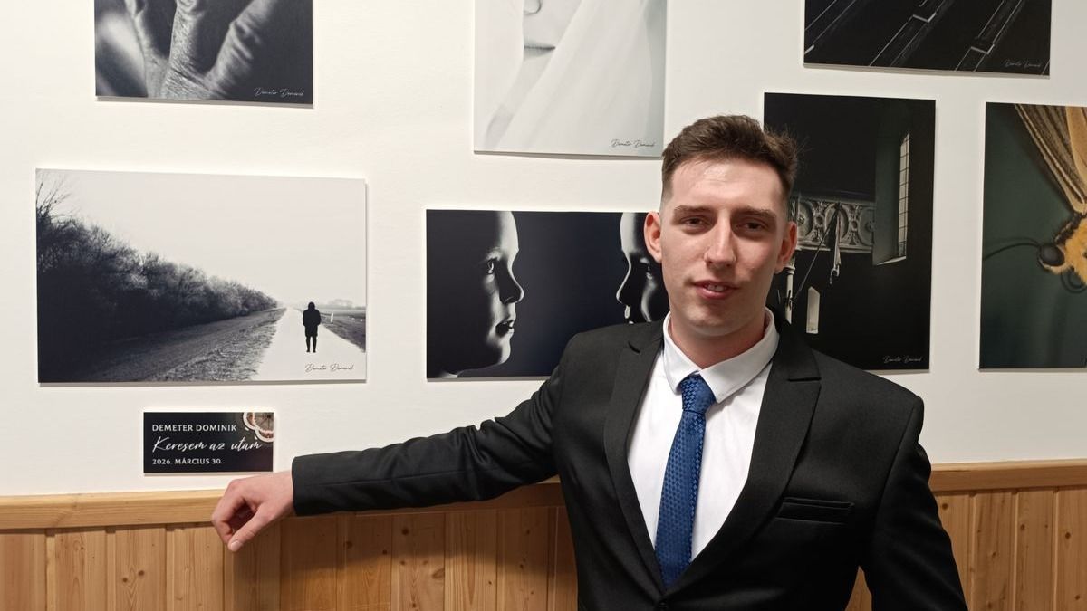 Egykori diák alkotásai kerültek a falra – így inspirálja a diákokat