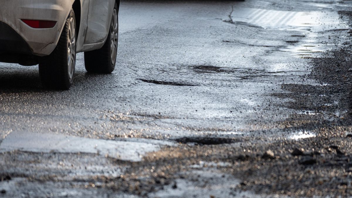 Évek óta ígérik, mégsem javítják: tovább ráz az út a két falu között