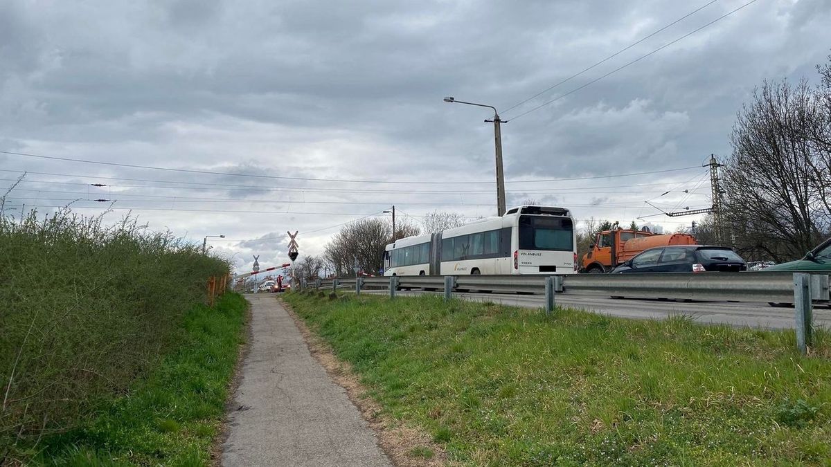 Három autó rohant egymásba a Szabadkai úton, rendőri irányítás mellett halad a forgalom