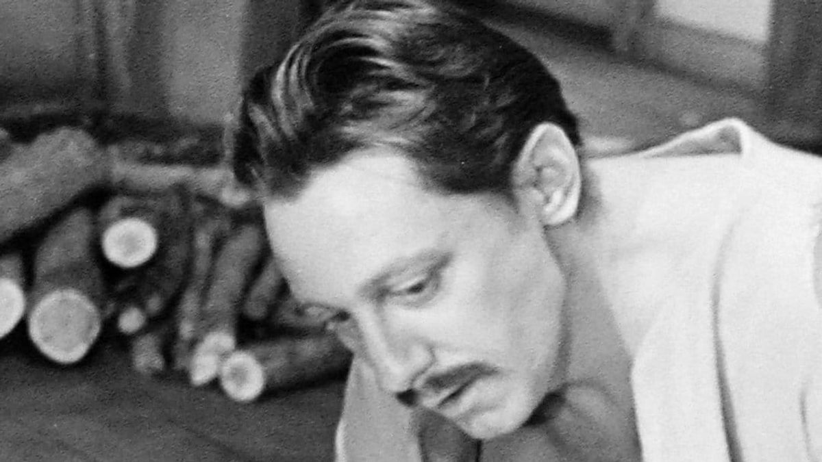 Virág elvtárs dadogós kisfiú volt, de leküzdötte és az egyik legnagyobb színészünk lett